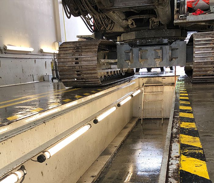 LED Lichtleiste in der Maschinenindustrie – StreamLED Beleuchtung in Wartungsgrube für Baumaschinen