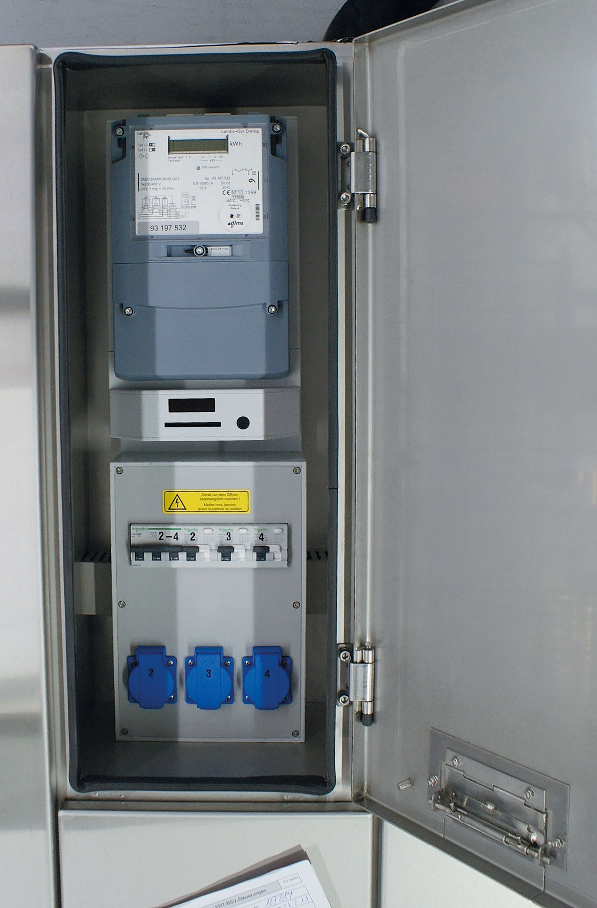 Vue intérieure d'une armoire de distribution électrique en acier inoxydable avec prises, fusibles et compteurs pour une distribution d'énergie précise
