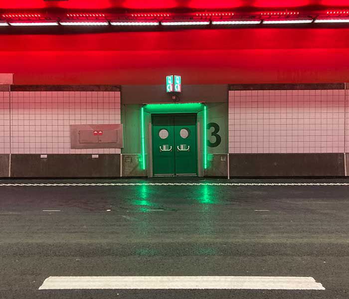 Sistema di guida a LED e illuminazione delle uscite di emergenza in una galleria stradale per un orientamento sicuro in galleria