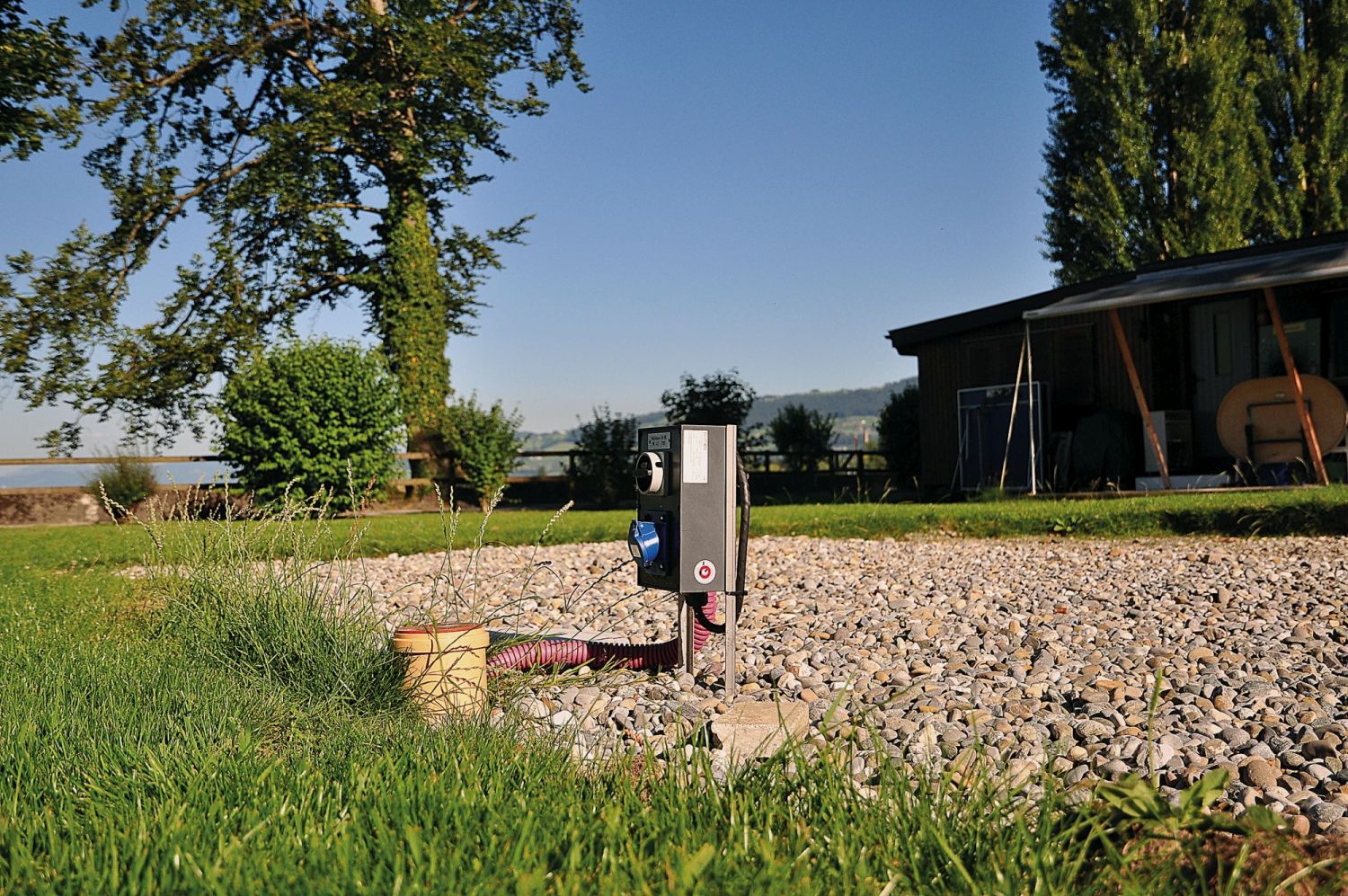 Raccordement extérieur pour l'alimentation électrique dans le parc de mobilhomes de Steinach - solution GIFAS compacte pour les terrains de loisirs et de camping