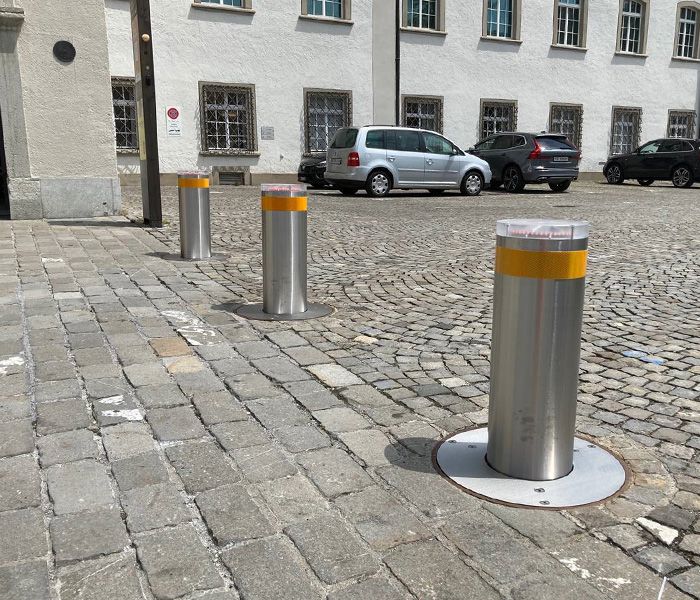 Dissuasori abbassati in una piazza pubblica vicino a un centro culturale - regolazione e protezione dell'accesso controllato