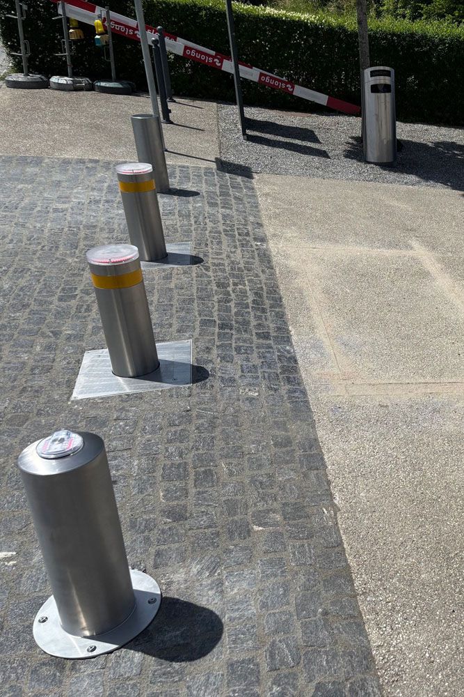 Impianti di dissuasori in acciaio inox presso la cappella del cimitero di Herisau - controllo automatico degli accessi per mettere in sicurezza l'area