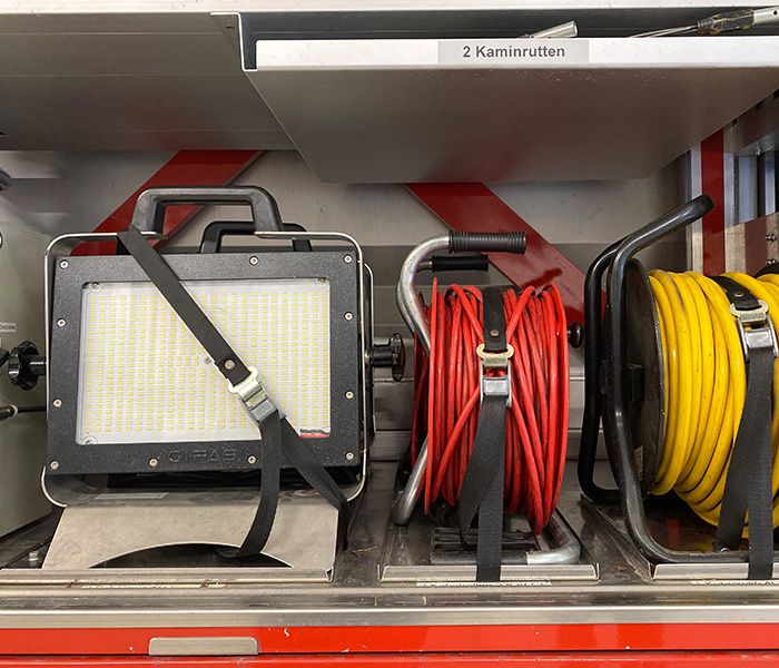 LED-Arbeitsleuchte und Kabelrollen in einem Rettungsfahrzeug für mobile Beleuchtung und Stromversorgung
