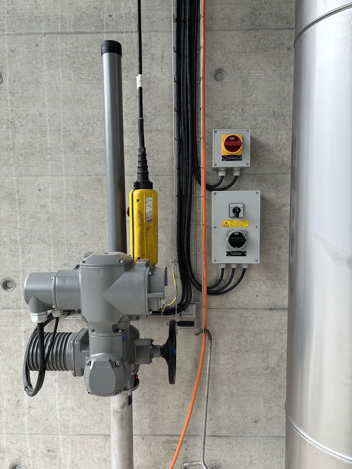Interruttore di sicurezza con unità di azionamento elettrico e cavi di collegamento - controllo preciso negli impianti di trattamento delle acque reflue
