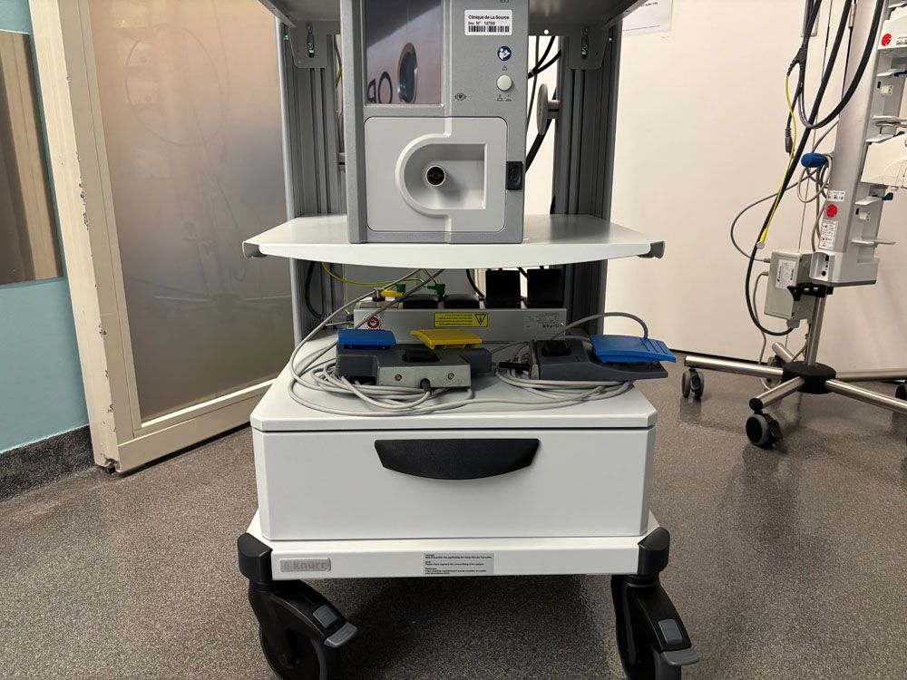 Chariot d'appareillage médical avec alimentation électrique et appareils de commande connectés à l'hôpital