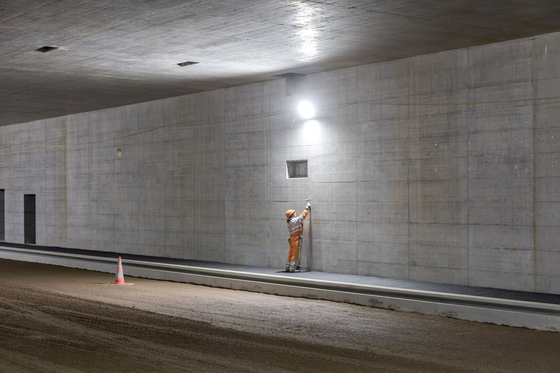 Bauarbeiter überprüft DeltaLUXX LED-Leuchte im Tunnel der Nordumfahrung – effiziente Tunnelbeleuchtung für Bauarbeiten