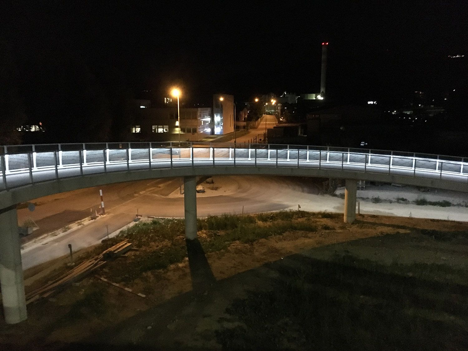 Pont cycliste de nuit avec éclairage LED continu - Piste cyclable sûre et bien éclairée au-dessus d'un carrefour routier