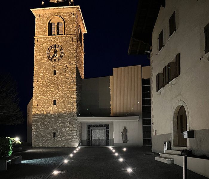Illuminazione esterna di una chiesa di notte - illuminazione d'atmosfera per istituzioni culturali storiche