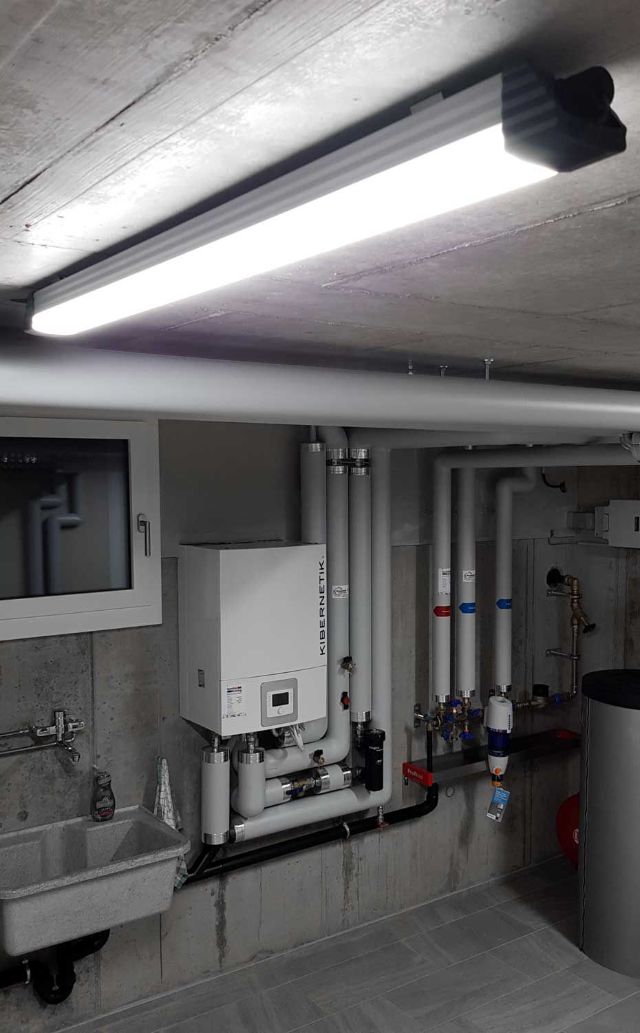 Luminaire de cave lumineux BetaLUXX à LED via l'installation domestique dans une maison individuelle à Eichberg - éclairage à économie d'énergie