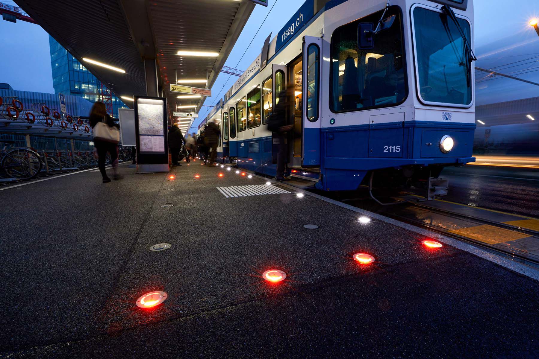 Éclairage de la gare de Zurich Hardbrücke. Des luminaires encastrés CircLED éclairent l'arrêt