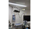 Sala operatoria con box per ospedale GIFAS su braccio girevole, connessioni chiaramente strutturate e parete monitor presso la Hirslanden Klinik St. Anna.