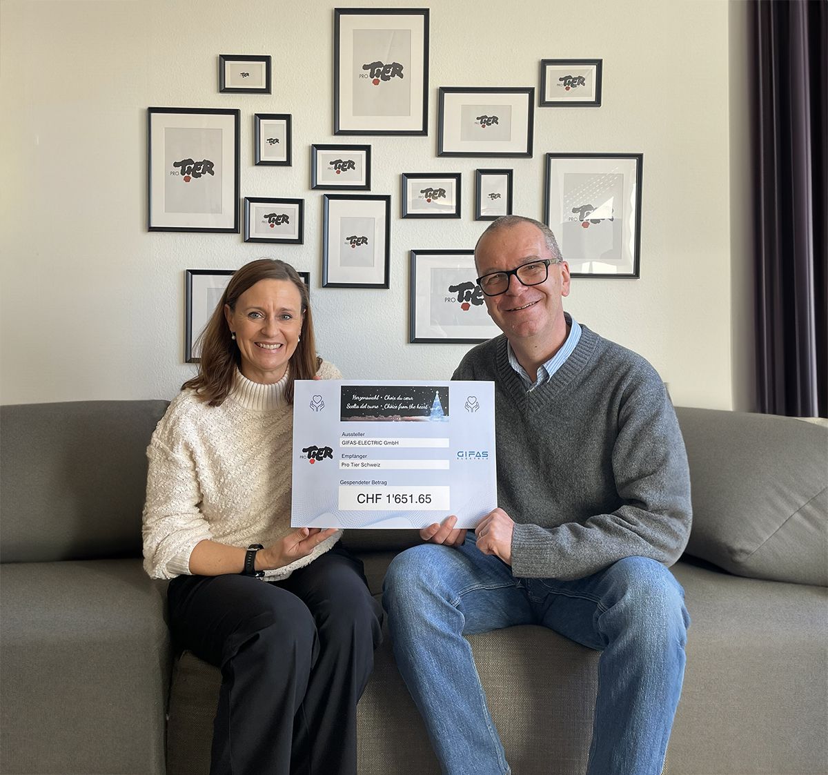 Spendenübergabe von GIFAS an Pro Tier Schweiz mit symbolischem Check für Tierschutzorganisation