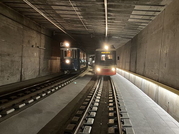LED Lichtleiste LaneLED GFK zur sicheren Tunnelbeleuchtung im Forchbahn-Tunnel mit historischem Zug