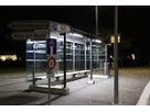 Fermata dell'autobus in spazio pubblico con illuminazione a LED per un'illuminazione sicura e uniforme di notte