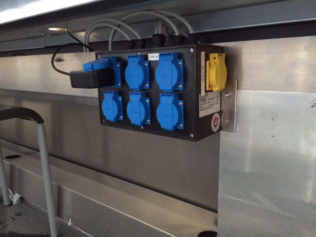 Scatola di distribuzione dell'energia elettrica con prese multiple nello stadio Tourbillon - distribuzione sicura dell'energia da parte di GIFAS per la tribuna e le aree tecniche.