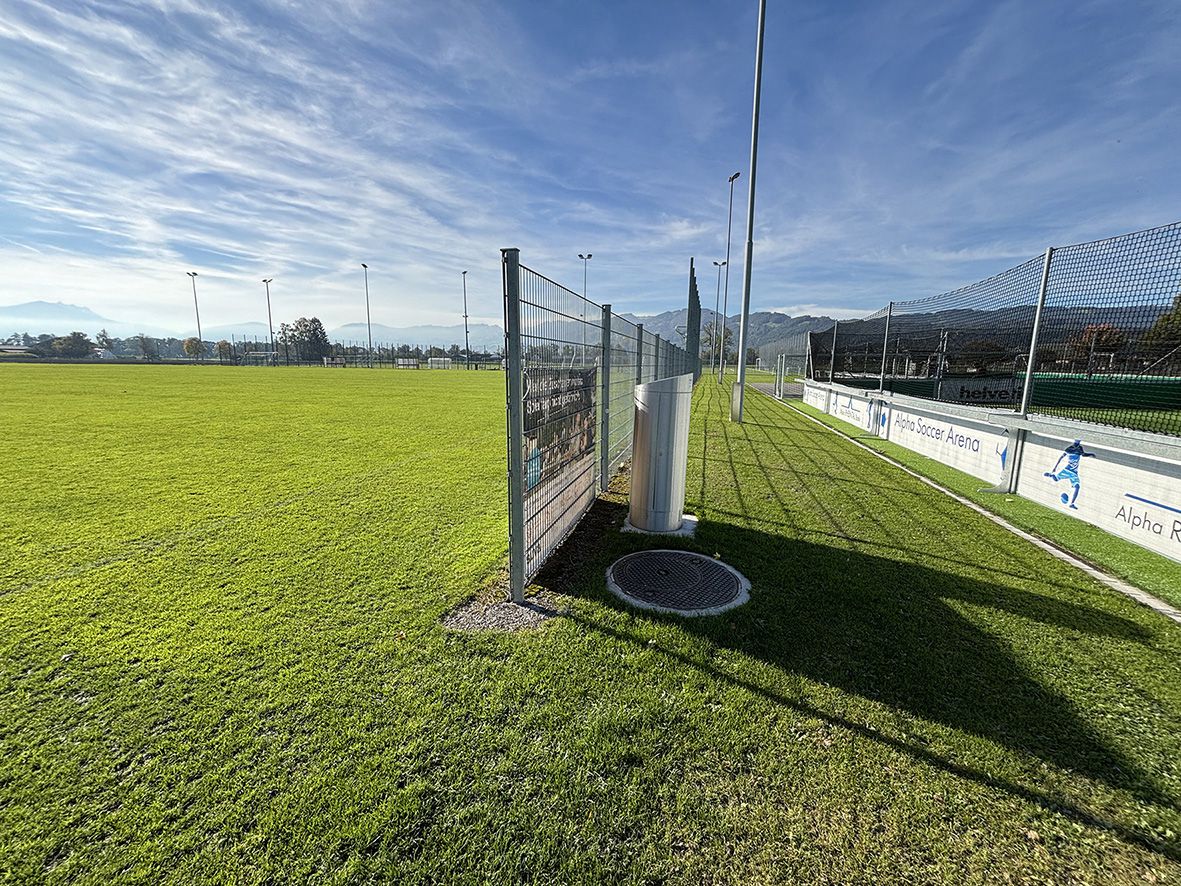 Colonna energetica su un campo da calcio per un'alimentazione sicura negli impianti sportivi all'aperto