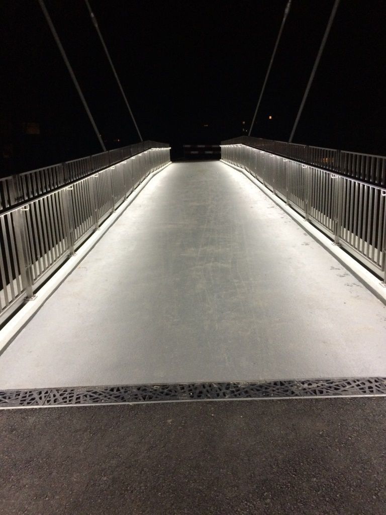 Il ponte pedonale illuminato a LED con parapetto Inox42 di notte garantisce un percorso sicuro e un'illuminazione uniforme