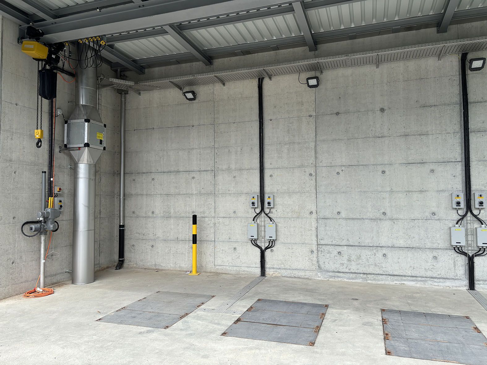 Diversi interruttori di sicurezza e scatole di derivazione sulla parete di cemento dell'impianto di trattamento delle acque reflue - distribuzione sicura dell'energia e controllo del sistema