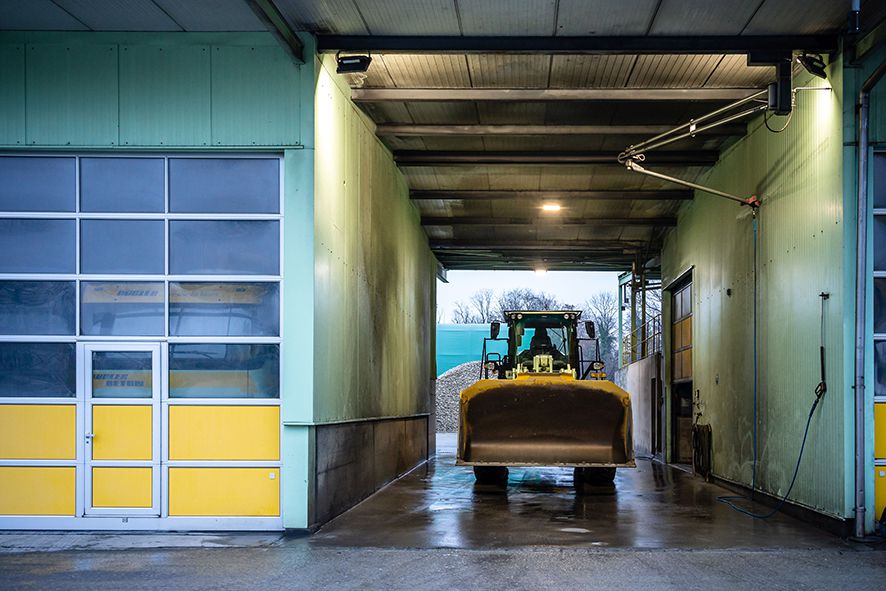 Il capannone industriale con illuminazione LED AlphaLUXX e pala gommata in un autolavaggio garantisce un'illuminazione brillante e condizioni di lavoro sicure