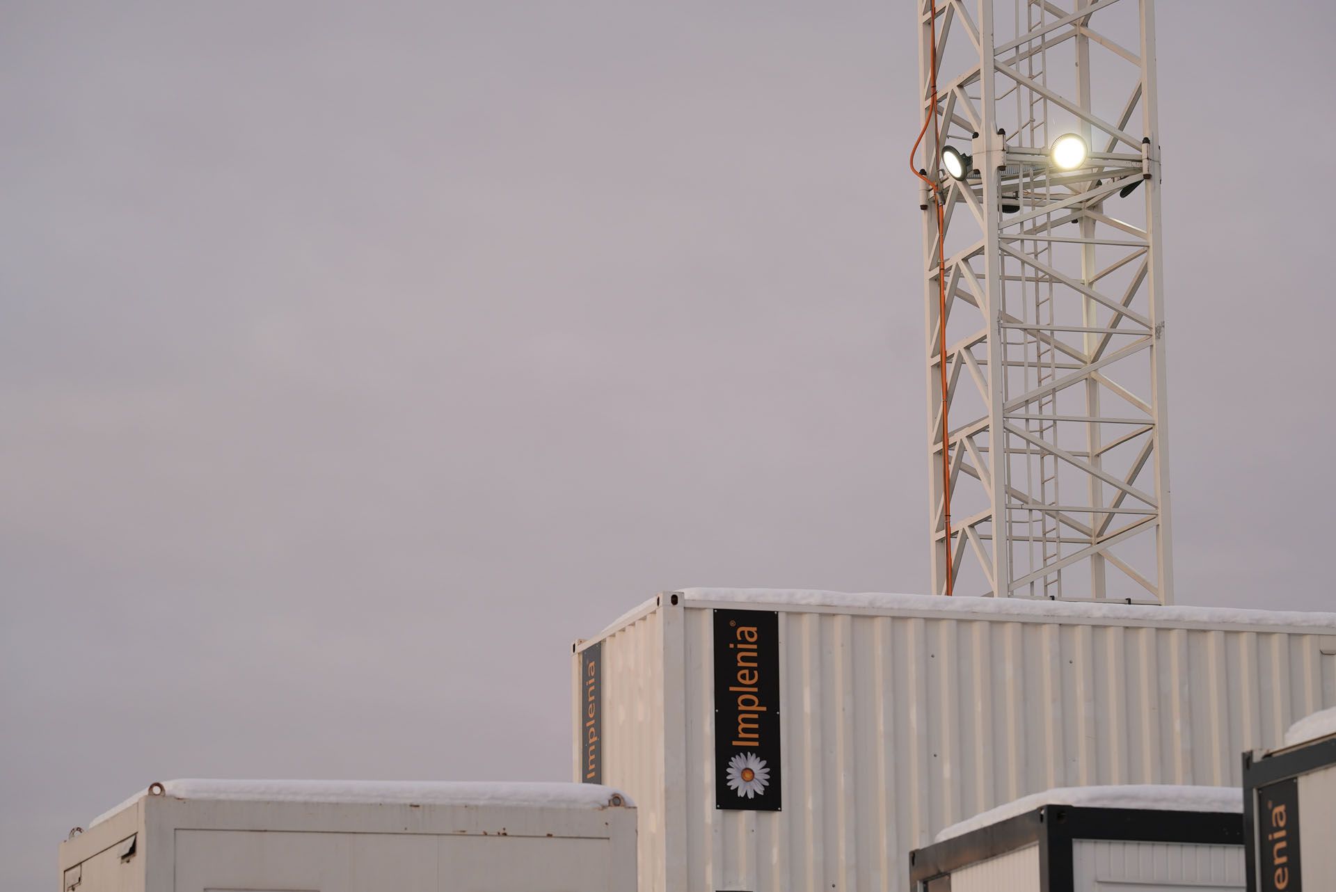 LED-Beleuchtung an einem Baukran auf einer Baustelle zur sicheren Ausleuchtung von Arbeitsbereichen bei Dämmerung