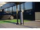 Energiesäule im öffentlichen Raum mit Stromanschluss für Fahrzeuge und Infrastruktur im Aussenbereich
