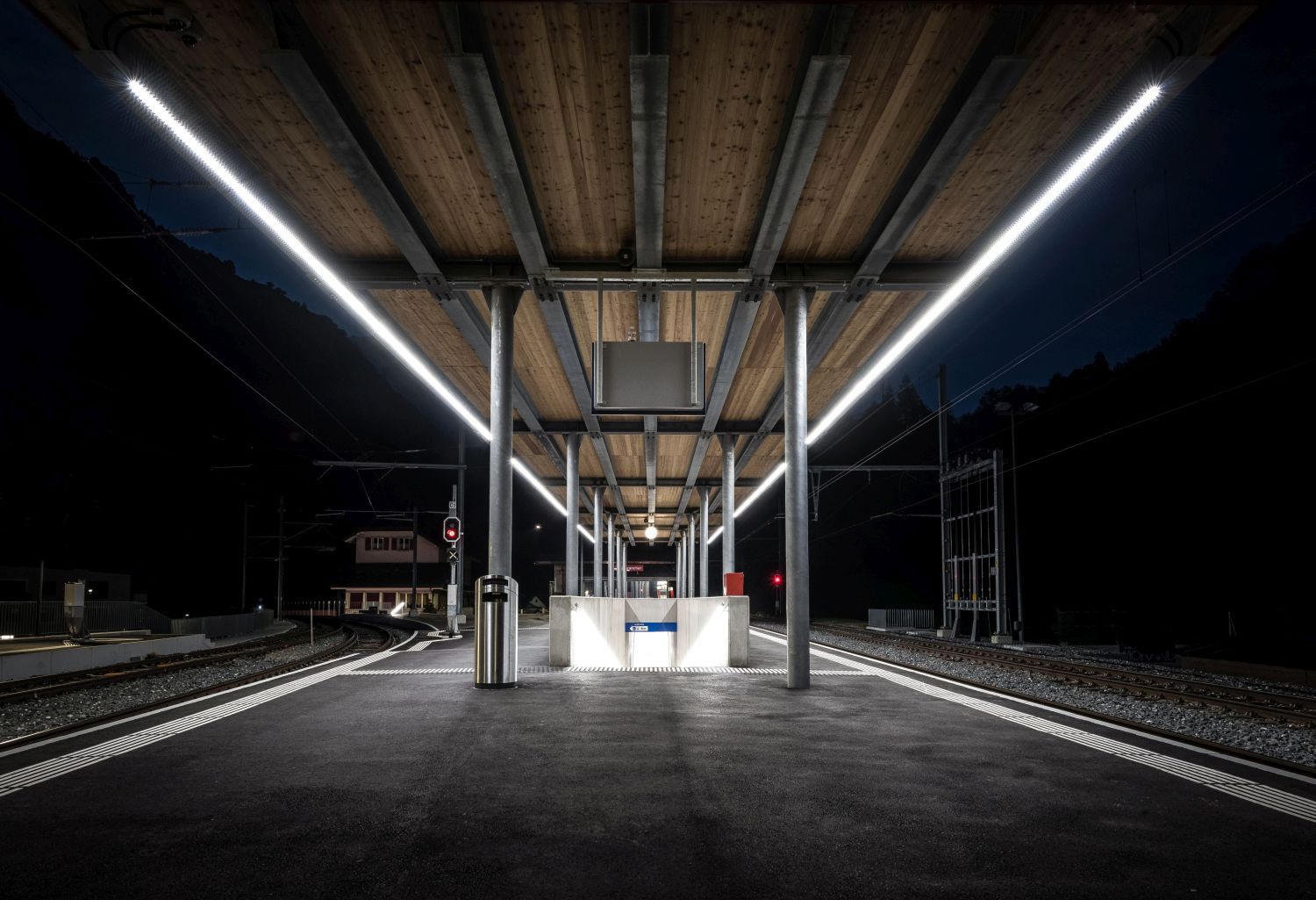 LED-Bahnsteigbeleuchtung mit GIFAS LaneLED WALL und LaneLED INOX42 – moderne und gleichmässige Ausleuchtung am Bahnhof Sembrancher