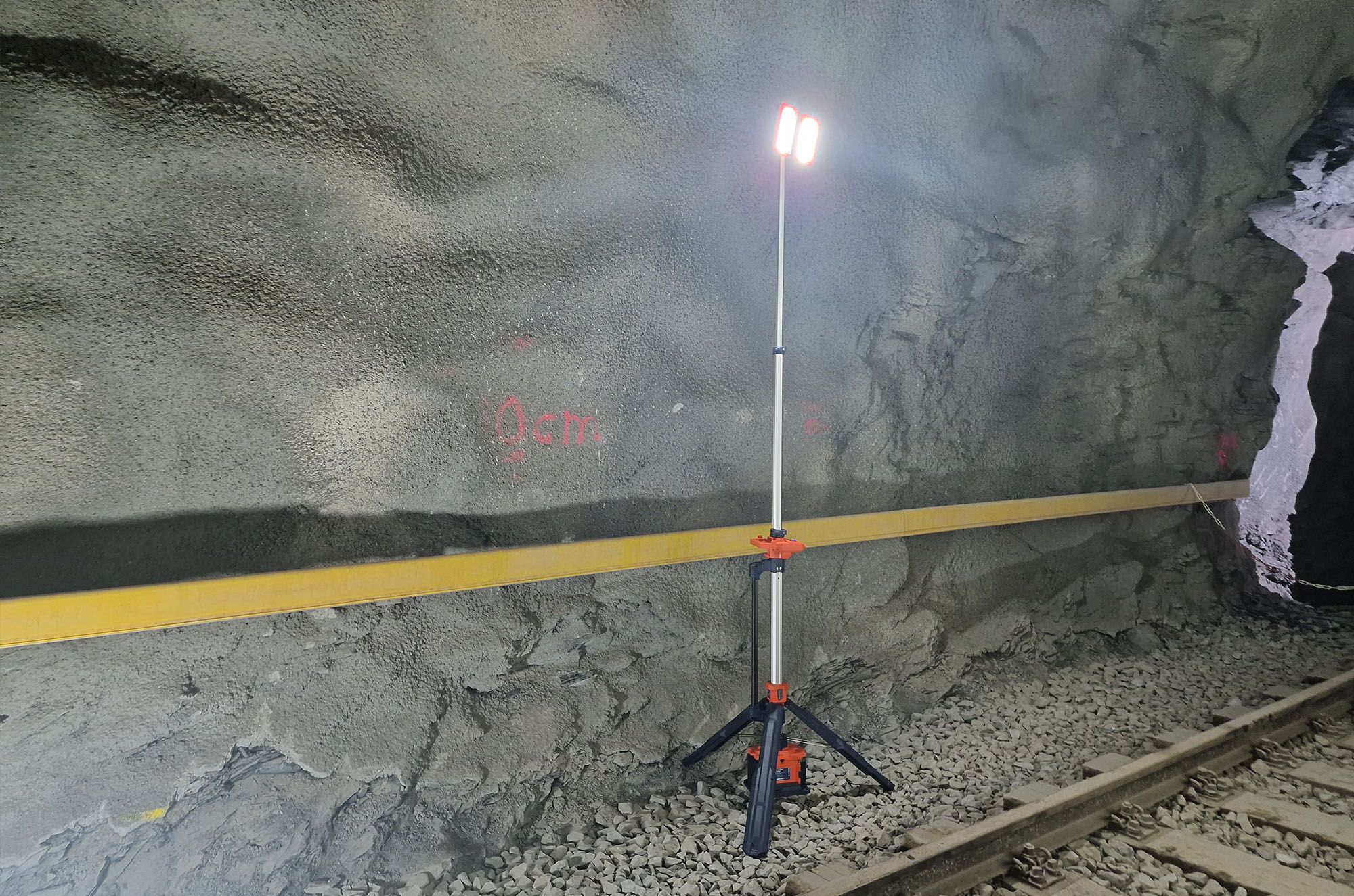 Luce di lavoro mobile G-Comin TL 300 di GIFAS nel tunnel - potente illuminazione a LED per aree di lavoro sicure.