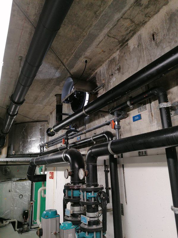 Luminaire industriel à LED pour l'éclairage d'un local technique avec tuyauterie