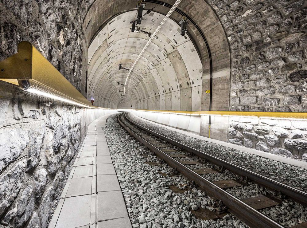 Beleuchteter Bahntunnel mit Gleisanlage und integrierter Tunnelbeleuchtung für sichere Bahn­infrastruktur