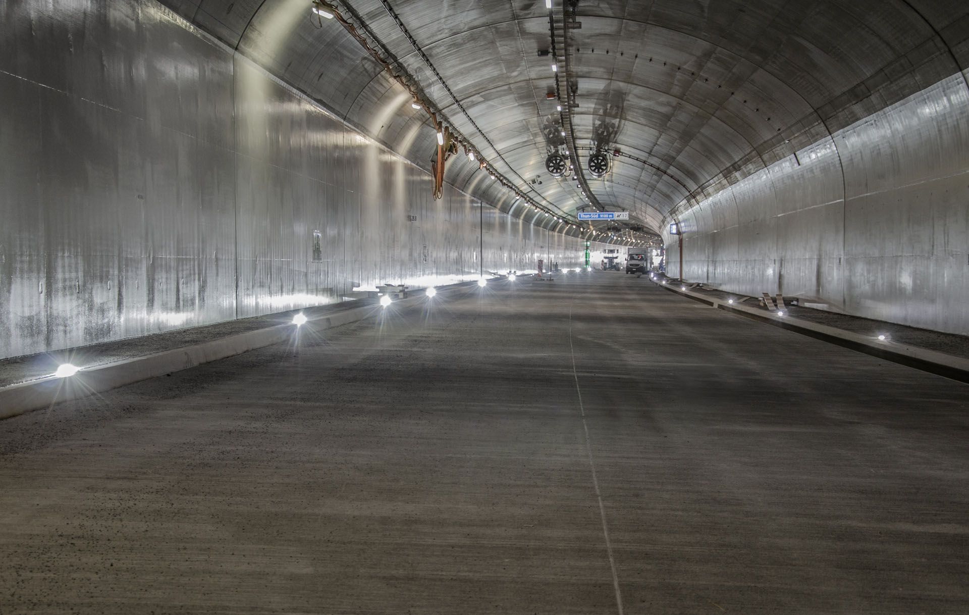 Beleuchteter Strassentunnel mit bodennahen LED-Markierungsleuchten – sichere Orientierung und gute Sichtführung im Tunnel