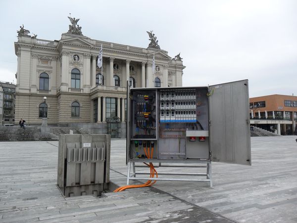 Open underfloor distributor on Sechseläutenplatz in Zurich - robust stainless steel power distribution from GIFAS for public spaces