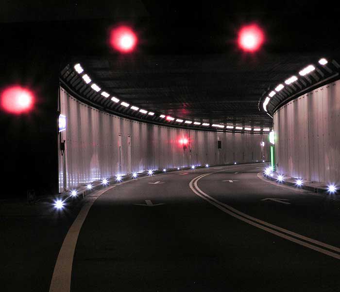 Luci di segnalazione a LED lungo la carreggiata nella galleria stradale per un migliore orientamento e guida del traffico