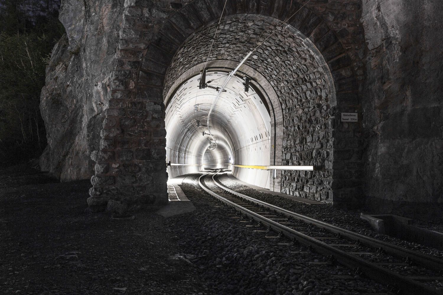 LaneLED LED-Beleuchtung am Tunneleingang Glatscheras – effiziente und langlebige Beleuchtungslösung für Bahntunnel und Sicherheit